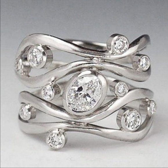 Jewelry - *NEW*Gorgeous 18K Gold Twisted Diamond Ring